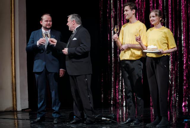 Na hladký průběh festivalu si před první soutěžní komedií přiťukli primátor města Jan Nadrchal s ředitelem VČD Petrem Dohnalem i naše „tváře z plakátů“ Jiří Hába s Karolínou Šafránkovou. Foto Michal Klíma