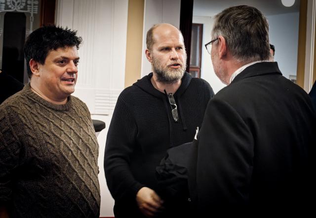 Filip Rajmont a režisér Klece bláznů a současně ředitel Švandova divadla Daniel Hrbek už ve foyer v rozhovoru s ředitelem VČD Petrem Dohnalem. Foto Michal Klíma