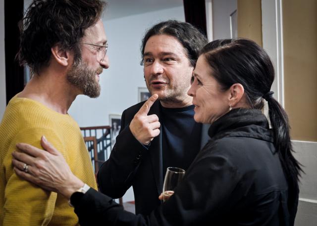 Festival přináší nejen zajímavé divadelní zážitky, ale i přátelská setkání – Ladislav Špiner a Petra Janečková si zde pohovořili s Janem Grundmanem, s nímž společně hráli v řadě našich inscenací (Cikáni jdou od nebe, Muž sedmi sester…). Foto Michal Klíma 