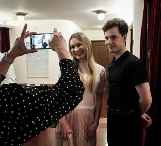 Oskara Hese po představení netrpělivě očekávala řada jeho fanoušků, a především fanynek! Foto Michal Klíma