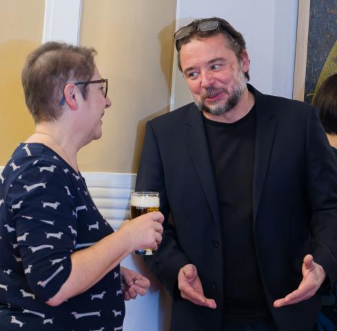 Členka odborné poroty Karola Štěpánová s Tomášem Lněničkou na tradičním společenském setkání ve foyer. Foto Michal Klíma