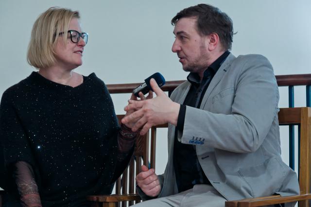 Redaktorka ČRo Pardubice Naďa Kubínková při zpovídání pardubického rodáka Romana Vencla. Foto Michal Klíma