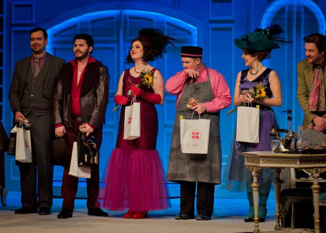 Olomoučtí herci na závěrečné děkovačce s dárky od festivalových sponzorů. Foto Michal Klíma