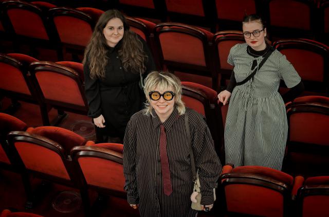 Členky studentské poroty GFS Barbora Lohniská (DAMU), Anuše Řehůřková (JAMU) a Lucie Blechová (také JAMU). Foto Michal Klíma