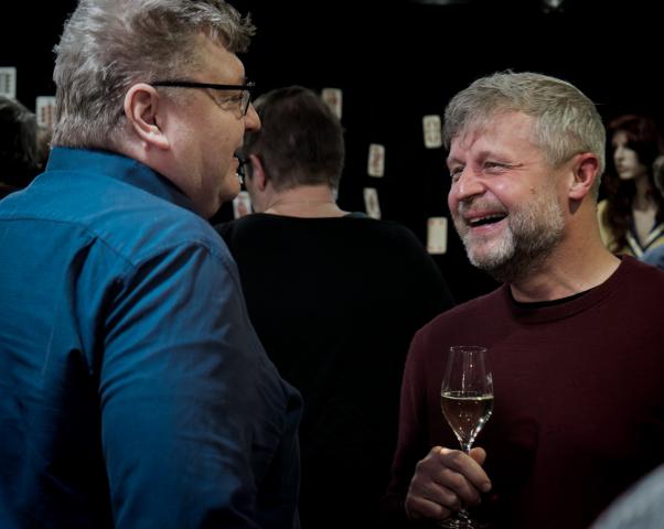 Člen odborné poroty Jiří Janků, jenž Hráče v divadelním klubu veřejně chválil, v rozhovoru s Vasilem Fridrichem. Foto Michal Klíma