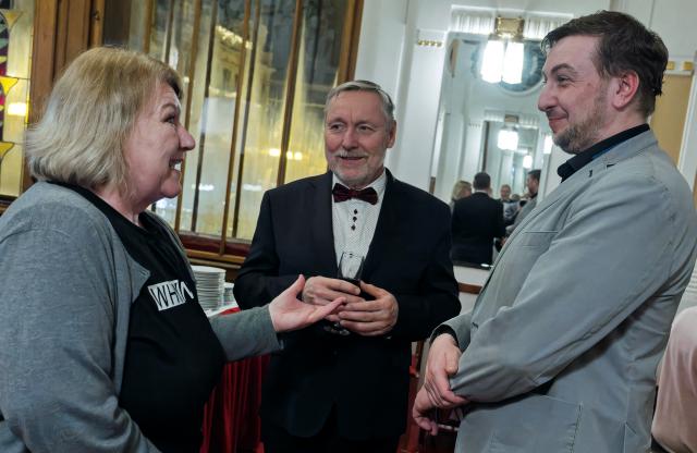 Po představení se ve foyer setkali dramaturgyně GFS Jana Uherová, ředitel VČD Petr Dohnal a umělecký šéf činohry olomouckého divadla Roman Vencl. Foto Michal Klíma