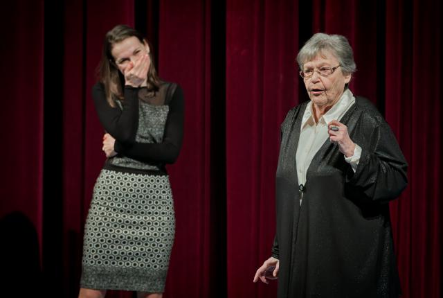 Nejen publikum, ale i Martinu Sikorovou před večerním představením rozesmála herečka Lilian Malkina, kmotřenka pardubického adepta na titul Komedie roku 2024. Foto Michal Klíma