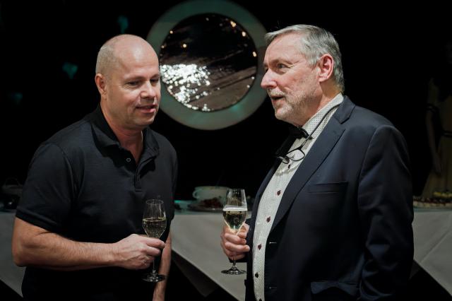 Režisér obou pátečních inscenací, expert na komedie Robert Bellan už v divadelním klubu s ředitelem VČD Petrem Dohnalem. Foto Michal Klíma