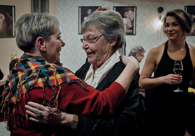 Velmi milé a srdečné setkání Dagmar Novotné a Lilian Malkiny, které spolu hrály v naší komedii Ten, kdo utře nos, jež na GFS získala titul Komedie roku 2002 i ocenění Komedie diváků. Foto Michal Klíma
