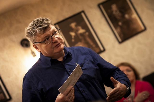 O inscenaci Škola žen v klubu krátce pohovořil člen odborné poroty Jiří Janků. Foto Tomáš Kubelka