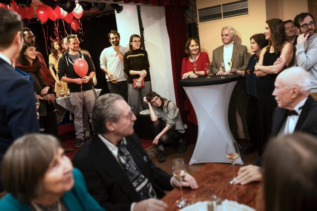 Tradiční společenské setkání se opět konalo v divadelním klubu, kde se sešli kolegové z Ústí s našimi herci, festivalovými hosty a porotou. Foto Tomáš Kubelka