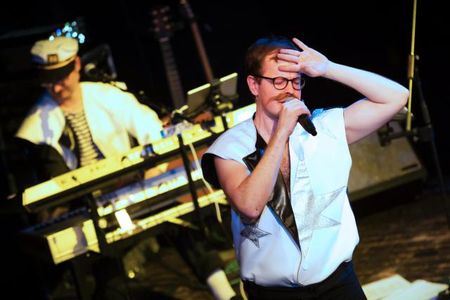 Po pátém soutěžním představení se na Malé scéně představila kapela Binge Band se svou Retrojízdou s písněmi Hany Zagorové a Václava Neckáře. Foto Tomáš Kubelka