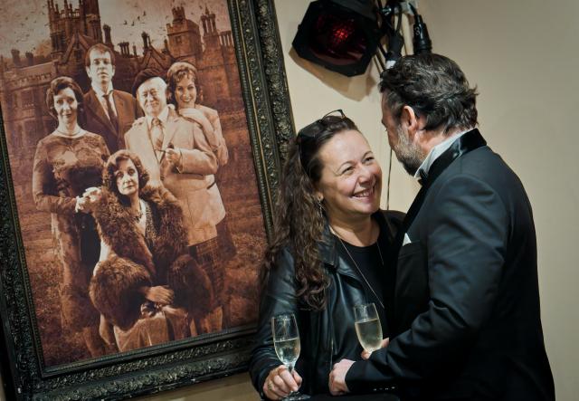 Spokojená režisérka liberecké komedie Kateřina Dušková, u nás známá režiemi oblíbených inscenací Mikve, Žítkovské bohyně či Pořád jsem to já, se svým partnerem Tomášem Lněničkou. Foto Michal Klíma