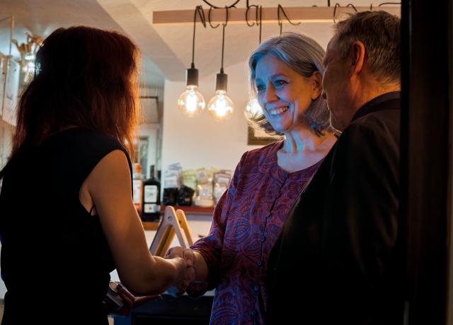 Držitelka Ceny Thálie, herečka Markéta Tallerová na společenském setkání po představení přijímala jednu gratulaci za druhou. Foto Michal Klíma
