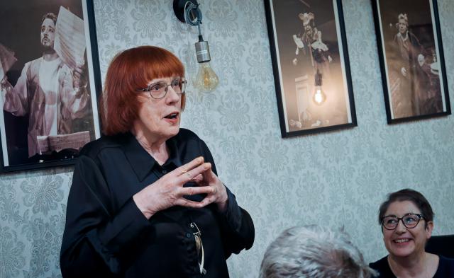 Na kolegy z Liberce po představení v divadelním klubu pěla chválu také členka odborné poroty, recenzentka Radmila Hrdinová. Foto Michal Klíma