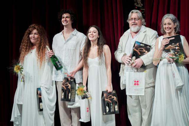 Také liberecký soubor odměnili na děkovačce nejen diváci, ale i festivaloví sponzoři – pivovar Bernard, Bohemia sekt a Novotného perník. Foto Michal Klíma