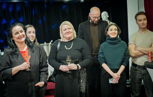 Kolegové ze sousedního Hradce v divadelním klubu při poslechu chvály své soutěžní komedie. Foto Michal Klíma
