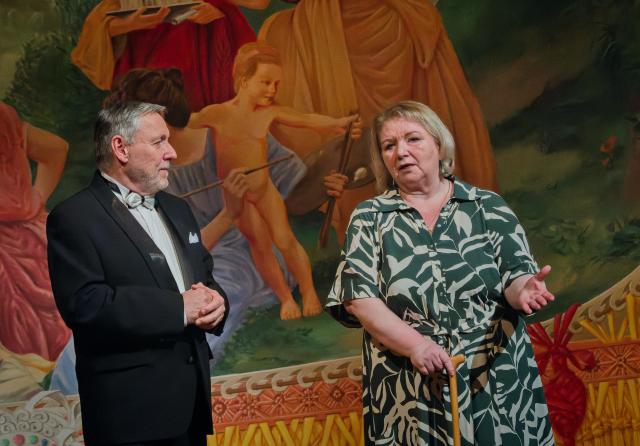 Před začátkem natáčení Galavečera smíchu ředitel VČD Petr Dohnal poděkoval dramaturgyni GFS Janě Uherové. Foto Michal Klíma