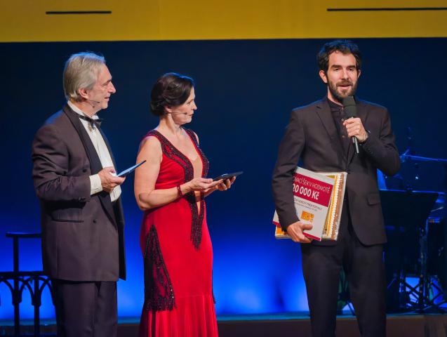 Za cenu pro nejlepšího herce 25. ročníku festivalu Jana Plouhara poděkoval jeho herecký kolega Lukáš Černoch. Foto Michal Klíma