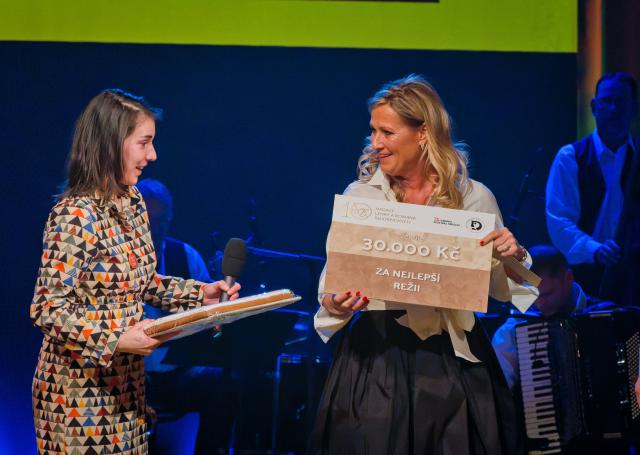 Cenu za nejlepší režii předala Lenka Šmidberská z Nadace LR dramaturgyni Činoherního studia Haně Launerové, která zastoupila oceněného Michala Hábu. Foto Michal Klíma
