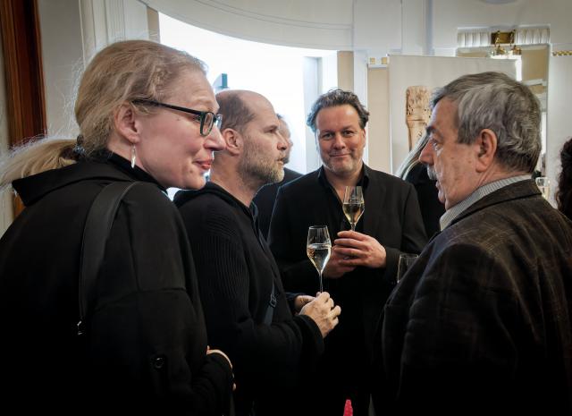 Bohdana Pavlíková, Daniel Hrbek a Tomáš Petřík ze Švandova divadla s recenzentem Janem Kerbrem, předsedou odborné poroty. Foto Michal Klíma