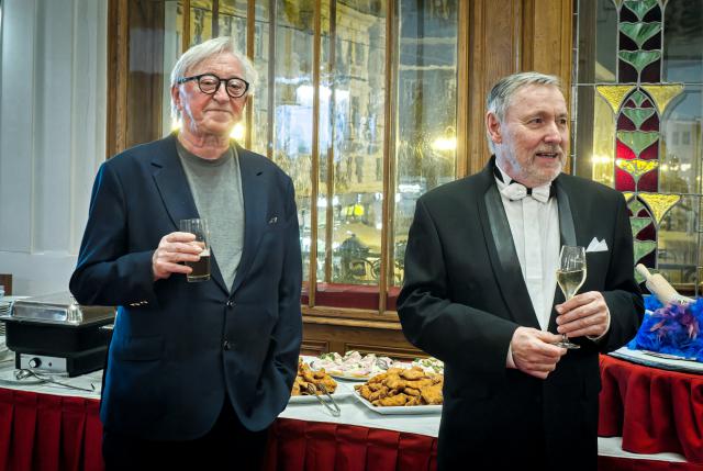 Neformální zakončení jubilejního 25. ročníku GRAND Festivalu smíchu z úst ředitele VČD Petra Dohnala za vydatné a vtipné pomoci Jiřího Lábuse. Foto Michal Klíma