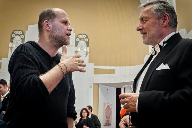 Ředitel Švandova divadla Daniel Hrbek a ředitel VČD Petr Dohnal po skončení galavečera na společenském setkání ve foyer. Foto Michal Klíma