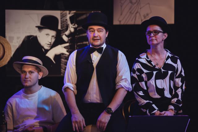 V podvečer na Malé scéně vystoupili naši herci, kteří si pro diváky připravili recitál Šlitroviny s písněmi spoluzakladatele divadla Semafor. Foto Jiří Sejkora  